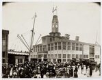 Drukte rond Gebouw A en passagiersschip 'Gelria'.
<br/>
Stadsarchief Amsterdam, ca. 1920