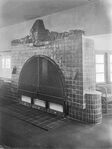 Interieur van het Paviljoen. Haard met dierfiguren van W.C. Brouwer.
              <br/>
              Collectie Het Utrechts Archief, 1925