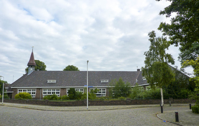 Lange gevel aan de Idastraat.
<br/>
Rieks Witte, 2014