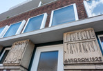 De gevelstenen.
<br/>
Marcel Westhoff, 2023
