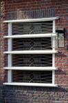 Samengesteld raam met glas-in-lood naast de voordeur van nummer 88.
<br/>
Gert-Jan Lobbes, 2023