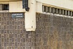 Het wapen is er niet meer, maar het duizelingwekkende metselverband gelukkig nog wel.
<br/>
Marcel Westhoff, 2015