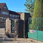 Bakstenen muurtje met smeedijzer.
<br/>
Rinetzko, 2024