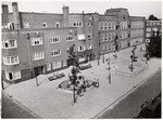 Meerhuizenplein 6-10, met ernaast Berlageschool voor gewoon lager onderwijs. Links op de voorgrond de Korte Meerhuizenstraat.
<br/>
Stadsarchief Amsterdam, augustus 1956