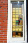 Staand raampje met glas-in-lood in de voorgevel: buiten.
<br/>
Gert-Jan Lobbes, 2022