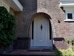 De portiek is voorzien van een gemetselde parabool.
<br/>
Gert-Jan Lobbes, 2026