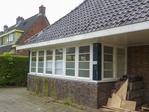Deel van de gevel aan het schoolplein.
<br/>
Rieks Witte, 2014