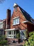 Het huis schuin van rechts gezien.
<br/>
Gert-Jan Lobbes, 2024