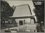 Voorzijde van het Hollands Paviljoen, met naam van de firma C. Alberts & Zn.
<br/>
Het Nieuwe Instituut, 1925