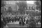 Leger des Heils met toeschouwers tijdens een evenement achter De Burcht, matrozenbondsgebouw (van architect Piet Kramer uit 1914) aan Julianaplantsoen. Rechts Kegelhuis zalencomplex.
<br/>
Collectie Regionaal Archief Alkmaar, ca. 1930