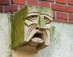 Een van de twee koppen/maskers boven de entree.
<br/>
Marcel Westhoff, 2023