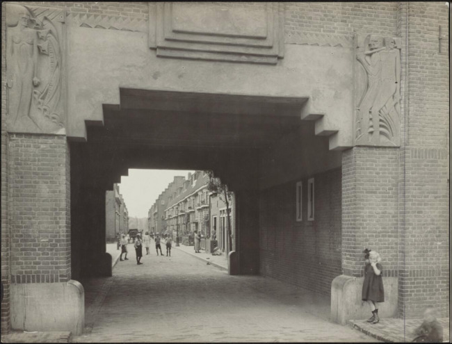 De poort aan de Schalk Burgerstraat.
<br/>
Archief Jan Gratama / Collectie Het Nieuwe Instituut, ca. 1920
