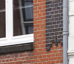 Onderzijde van een van de 'sierbanden' aan weerszijden van de gevel.
<br/>
Marcel Westhoff, 2026