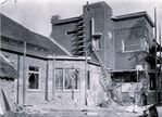 Een nieuwe vooreind voor de boerderij van Ties Burema. Op de foto staan J.van Kalker-Doornbos, de toenmalige vrouw van Klaas van Kalker, en zijn zoon R. van Kalker
<br/>
Zeerijpsmit.nl, ca. 1929