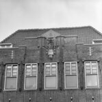 Detail westgevel Grimburgwal/ O.Z.Achterburgwal (Rijksdienst voor het Cultureel Erfgoed CC-BY-SA)
              <br/>
              (onbekend)