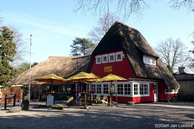 De voorkant met links het oorspronkelijke theehuis uit 1921 en rechts het woonhuis uit 1924.
<br/>
Gert-Jan Lobbes, 2026