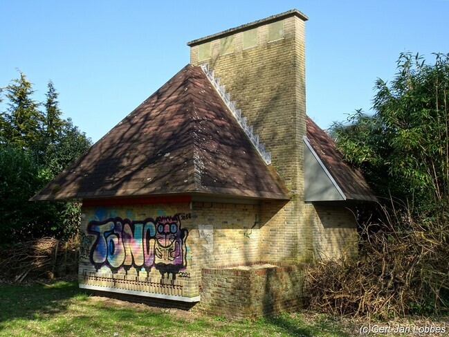 Het huisje staat wat verscholen in de wijk.
<br/>
Gert-Jan Lobbes, 2025