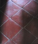 Rode vloertegels.
<br/>
Myriam Prent, 2021