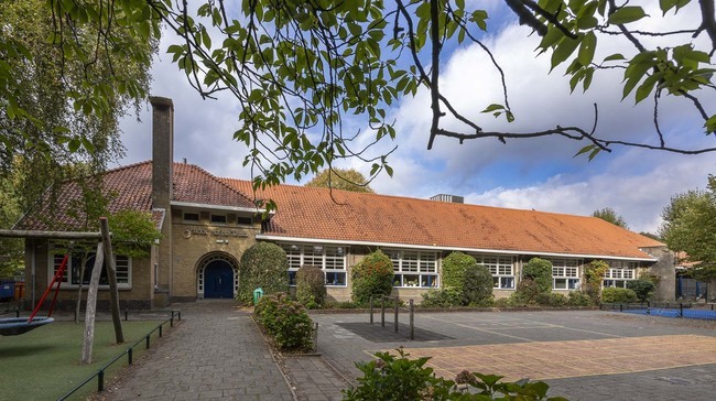 De voorzijde van de school.
<br/>
Marcel Westhoff, 2025