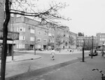 Blik vanuit de Meerhuizenstraat, met links de ingang van de Korte Meerhuizenstraat.
<br/>
Stadsarchief Amsterdam, mei 1960