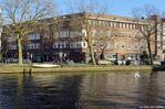 De gevel in de zijstraat loopt schuin weg vanaf de kade.
<br/>
Gert-Jan Lobbes, 2022