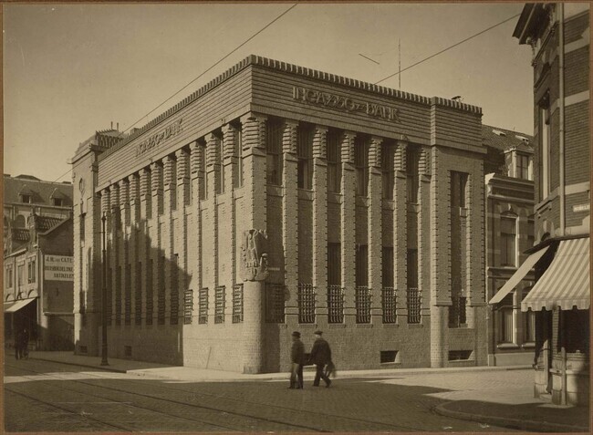 Vlak na oplevering.
              <br/>
              Bernard Eilers, Archief van Architectenbureau Baanders / Stadsarchief Amsterdam, 1920