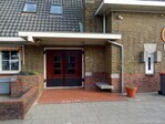Hoofdingang aan de Merwestraat.
<br/>
Gert-Jan Lobbes, 2023