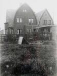 De achterkant van het huis, met rechts nummer 82.
<br/>
Particuliere collectie, Vermoedelijk rond 1930