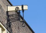 Hijsbalk aan het Borssenburgplein. Soortgelijke hijsbalken had het afgebroken blok.
<br/>
Marcel Westhoff, 2020