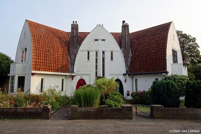 Hier zijn drie van de spitsboogvormige gevels zichtbaar.
              <br/>
              Gert-Jan Lobbes, 2024