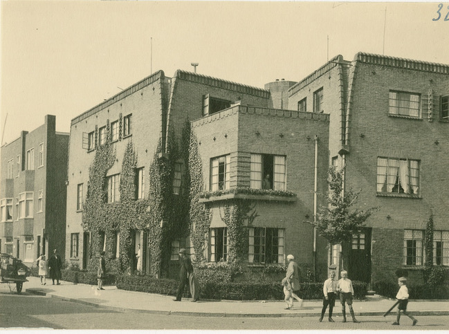 Hoek Baart de la Faillestraat (rechts) en de Jan Hissink Jansenstraat (links).
<br/>
Beeldbank Groningen, 1927-1930