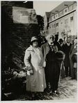 Wibaut en zijn vrouw bij de onthulling.
              <br/>
              Stadsarchief Amsterdam, 9 mei 1931