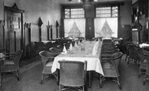 Het zaaltje op de eerste verdieping.
              <br/>
              Het Utrechts Archief, 1937