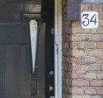 Driehoekig deurraampje aan de Rijnstraat.
<br/>
Marcel Westhoff, 2021