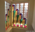 Het glas-in-lood is een ontwerp van Piet Wijchgel, zoon van de opdrachtgever.
<br/>
Gert-Jan Lobbes, 2026