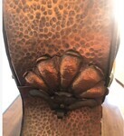 Schelpvormig ornament aan de zijkant.
              <br/>
              Robert K., 2023