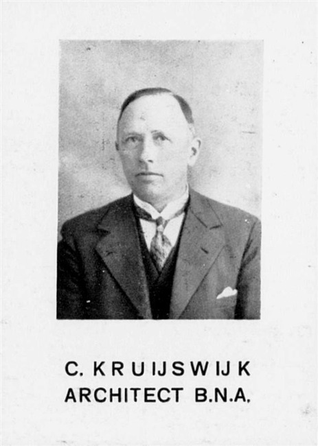 Portret, geplaatst bij het In Memoriam van Kruijswijk.
              <br/>
              Bouwkundig Weekblad Architetctura, 26 januari 1935