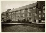 Bijschrift Stadsarchief: 'De Niassschool op nummer 17 en de Anthonie van Diemenschool op nummer 19'.
<br/>
Stadsarchief Amsterdam, juni 1940