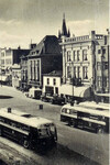 Markt - het pand met donkere kozijnen.
<br/>
Ansichtkaart, particuliere collectie, ca 1930