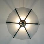 Foto 19. Onderkant van lamp leraarskamer Amsterdams Lyceum, Valeriusplein, Amsterdam, 1938, ontwerp Frits Lensvelt.
<br/>
Ard Hesselink, zj