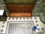 De bank op de oorspronkelijke plaats. Het rooster bovenop (van de verwarming?) is zichtbaar.
<br/>
Nico Koers, 2014