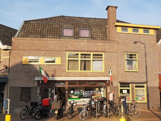 Voorgevel.
<br/>
Joop de Haan, 2025