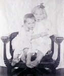 De kinderen van de architect op de stoel.
<br/>
Foto uit familiebezit, rond 1925