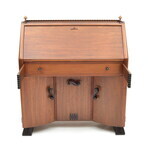 Voorzijde met uitgeklapte steuntjes voor het blad.
<br/>
Botterweg Auctions Amsterdam, 2021