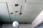 Het plafond van de vm kerkenraadskamer met simpele ornamenten en originele lamp.
              <br/>
              Gert-Jan Lobbes, 2022