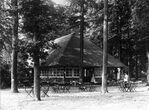 Historische foto van het theehuis in oorspronkelijke gedaante.
<br/>
https://theehuisrhijnauwen.nl/over-ons/, voor 1924