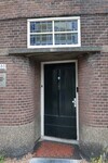 Portiek met rondingen en glas-in-loodvenster.
<br/>
Rinetzko, 2026
