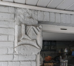 Het gemutileerde gevelbeeld.
              <br/>
              Marcel Westhoff, 2024