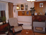 Huiskamer met ingebouwde bank en kast.
<br/>
Henk Paap, 2005