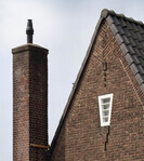 Trapeziumvormig raampje met roeden.
              <br/>
              Marcel Westhoff, 2024